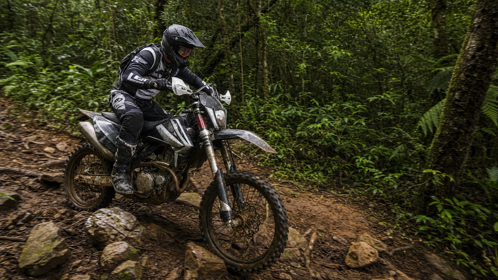 Ajuste de Suspensão de Motos: Melhore Seu Desempenho no Enduro